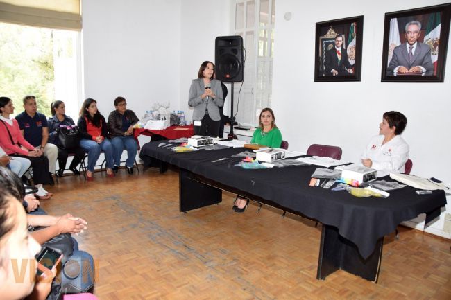 DIF imparte curso de atención integral para madres y adolescentes embarazadas