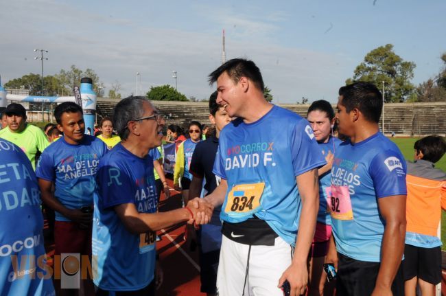 Apoyan gobernador y esposa al CREE en carrera atlética 