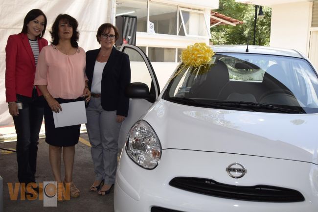 Ante los rumores, DIF entrega auto a ganadora del sorteo