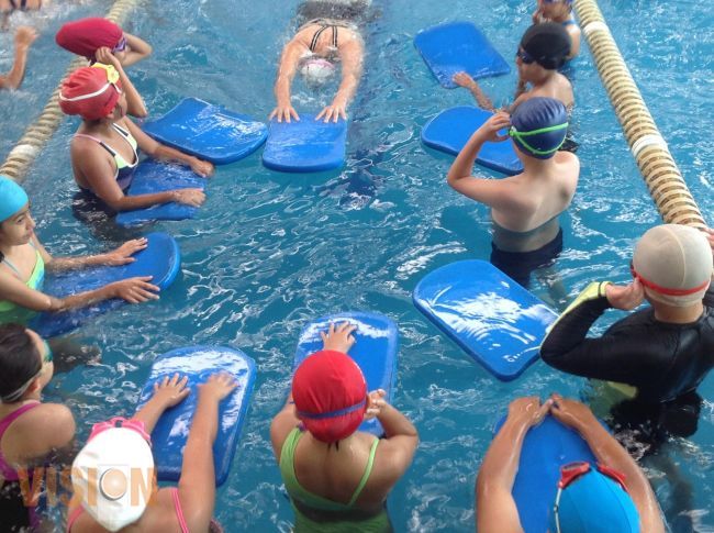 Son más de mil niñas y niños en el campamento deportivo y curso de verano de natación 