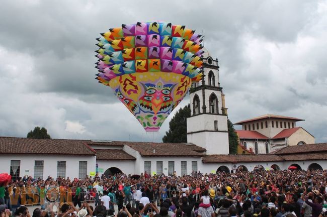 Colorido cielo por los globos de Cantoya