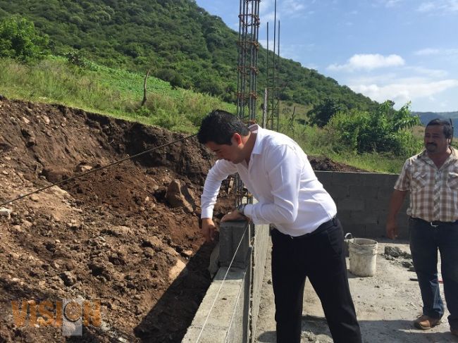 Arranca construcción de aula en el Cecytem de Turundeo 