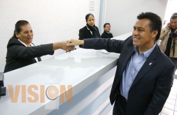 Alcalde Antonio González da ejemplo al pagar el predial