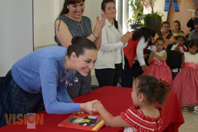 Niños de comunidades marginadas acaban estudios de nivel preescolar