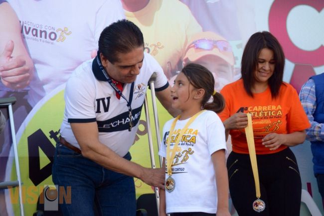 Silvano Aureoles da banderazo de salida a la Cuarta Carrera Atlética en Zitácuaro