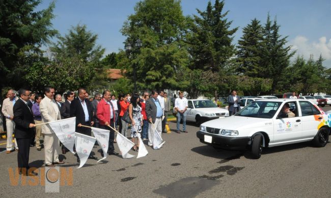 Entregan uniformes y parque vehicular a personal de salud