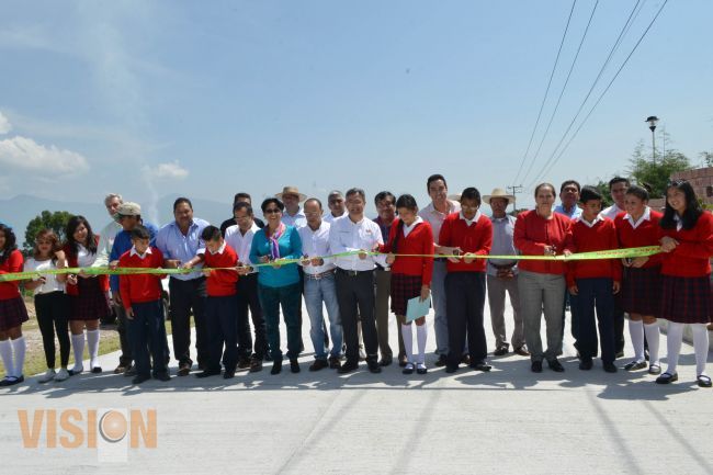Inaugura Abud Mirabent camino a telesecundaria “Vasco de Quiroga”