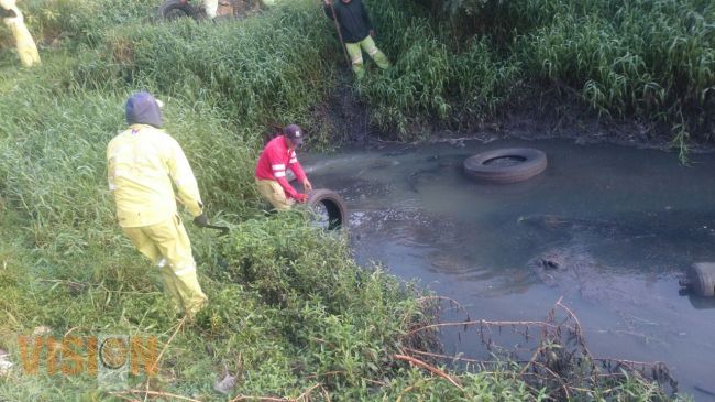Extraen 25 llantas del Dren Carlos Salazar