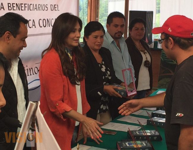 Empresarios de Tlalpujahua se hacen acreedores de tabletas 