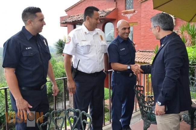 Presidente Municipal da bienvenida a bomberos de Monterey Park‏