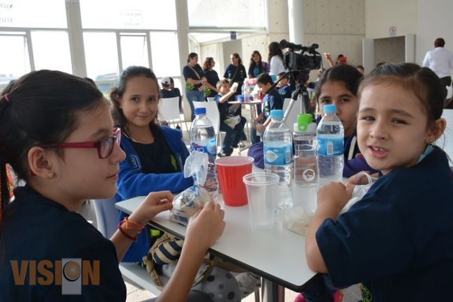 Caries, baja estatura y daño en huesos, consecuencias por ingesta de refrescos durante infancia