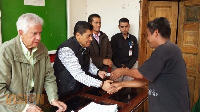 Entregan créditos para artesanos de Nahuatzen