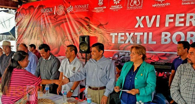 Mueble rústico y textil bordado engalanan la Feria de Pichátaro