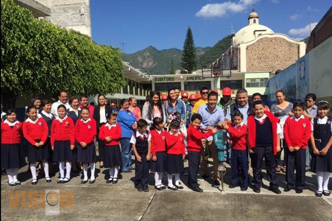 Carlos Paredes sigue apoyando a la Educación en Tuxpan