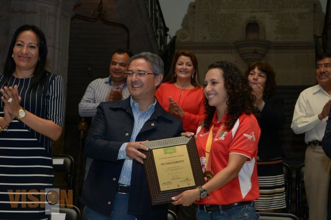 Reconocimiento de morelianos  a la nadadora Beatriz Reséndiz