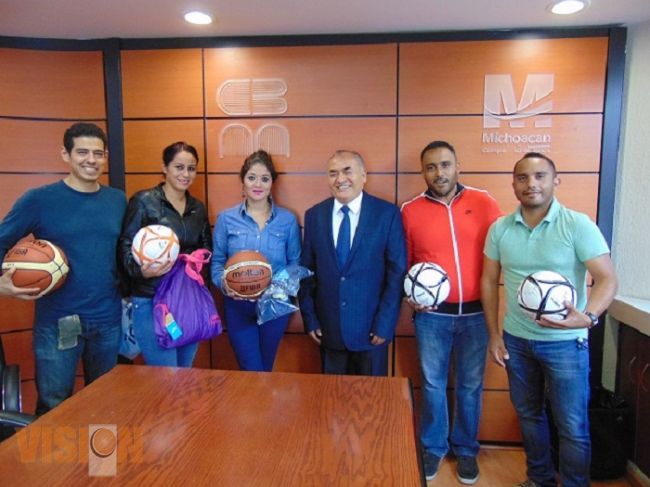 Entrega Director del Cobaem balones y uniformes a participantes del 
