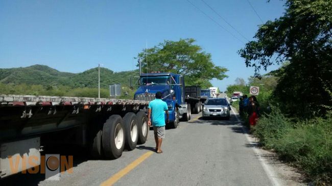 Logran acuerdo con comuneros de Aquila para reabrir circulación en la carretera costera 