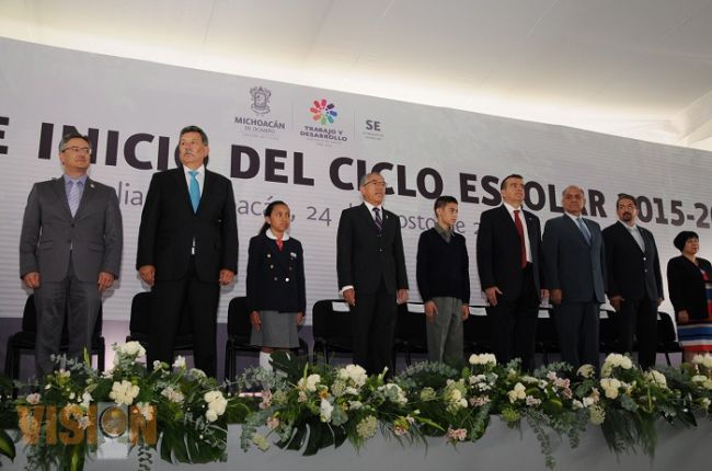 Inuagura Gobernador el ciclo escolar 2015-2016 en Michoacán 