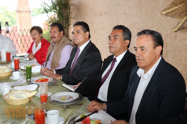 Silvano Aureoles fue convocado por petistas, intercambian propuestas