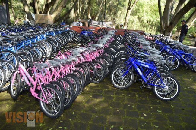 Dif Michoacán participa en la entrega de bicicletas y sillas de ruedas en Jiquilpan