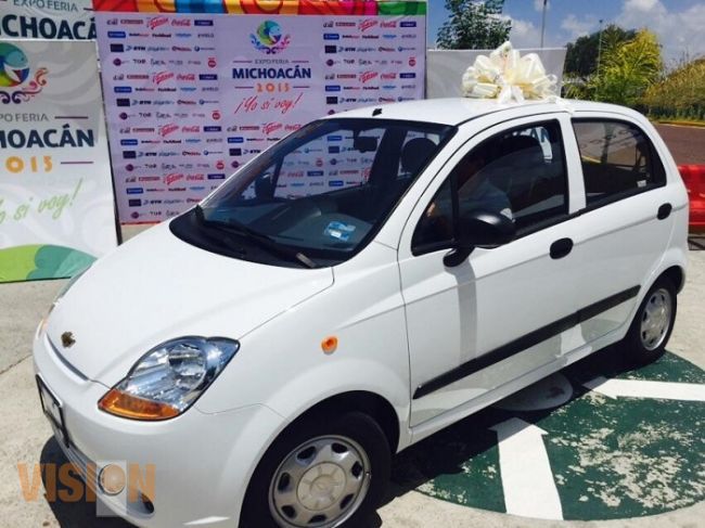Entregan automóvil último modelo del sorteo Expo Feria Michoacán 2015