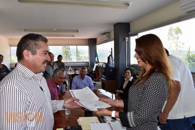PRI entrega constancia de mayoría a planilla de Indaparapeo 