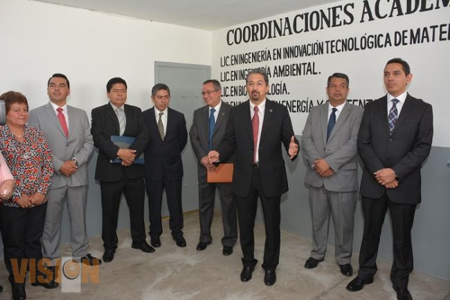 Entrega el Rector oficinas a Coordinadores nuevas carreras