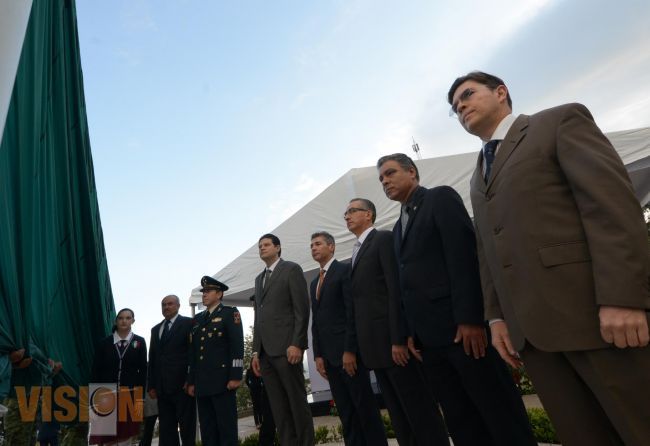 Encabeza Alfonso Martínez izamiento de Lábaro Patrio