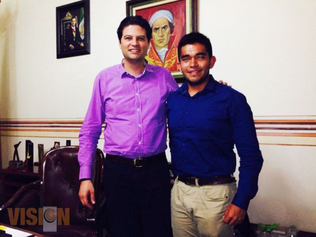 Alfonso Martínez recibe a joven moreliano representante de robótica Monarch-e