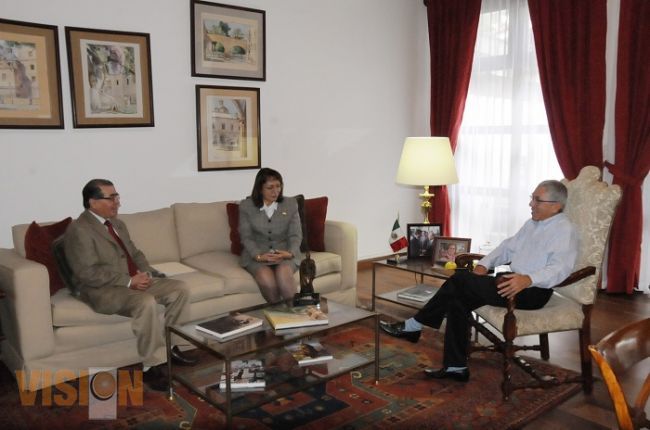 Salvador Jara estrecha vínculos con colegios de profesionistas