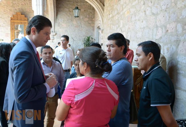 Atiende Alfonso Martínez a comerciantes de la organización Primero de Octubre