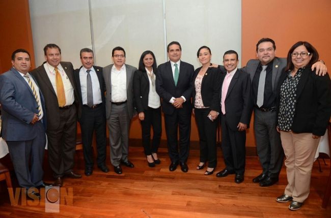 Se reúnen diputados federales con el gobernador electo de Michoacán