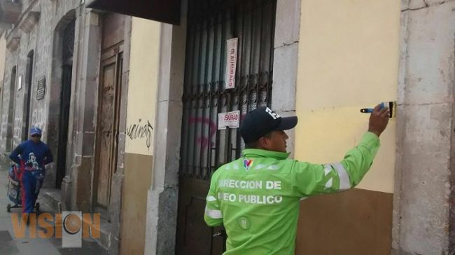 Ayuntamiento de Morelia borra graffitis en edificios históricos
