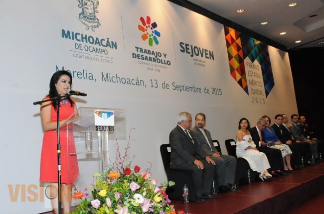 Reconocen a michoacanos con el premio estatal al mérito juvenil 2015