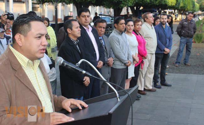 Liberales uruapenses realizan izamiento de lábaro patrio 