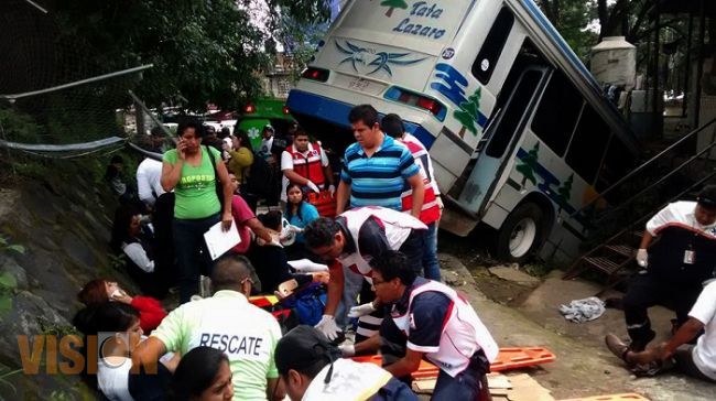 Más de 20 estudiantes heridos en accidente de microbús sin frenos
