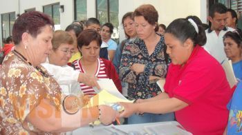 Se benefician más de mil personas de la tercera edad y niños con entrega de lentes