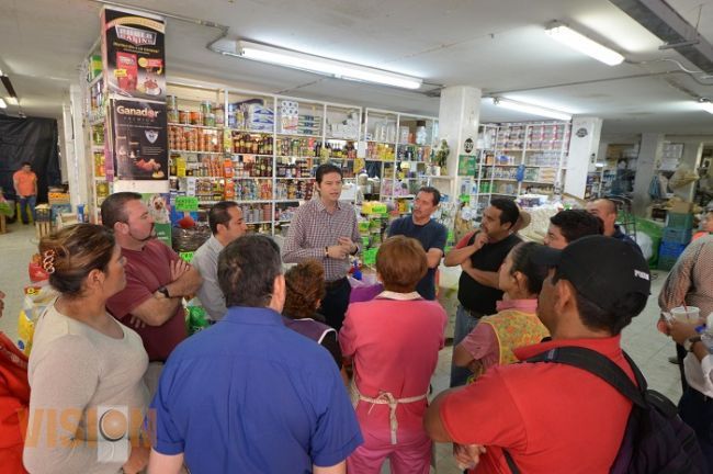 Visita Alfonso Martínez a locatarios el mercado Nicolás Bravo