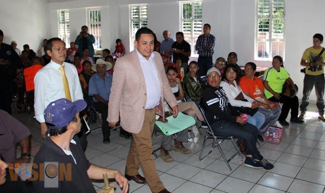 Víctor Manríquez atiende a ex empleados eventuales despedidos por gobierno anterior 