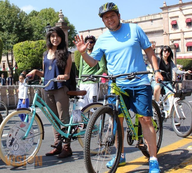 Mano a mano entrega bicicleta a ganadora de concurso 