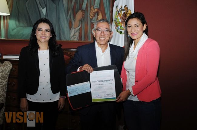 Salvador Jara reconoce a campeona del Homeless World Coup 2015 