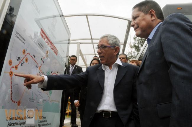 Michoacán avanza en cultura de inclusión, entrega gobernador 2 vehículos especializados y paraderos