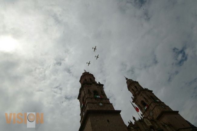 Fuerza Aérea surca cielo de Morelia durante desfile por el CCL Natalicio de José María Morelos