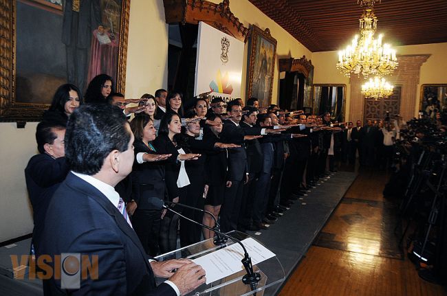 Silvano Aureoles les toma protesta a su Gabinete Legal y Ampliado 2015-2021 