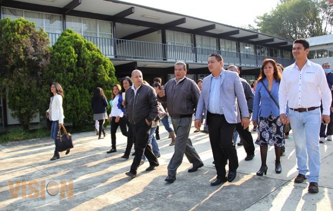 Víctor Manríquez atiende compromisos con el plantel Cetis en Uruapan