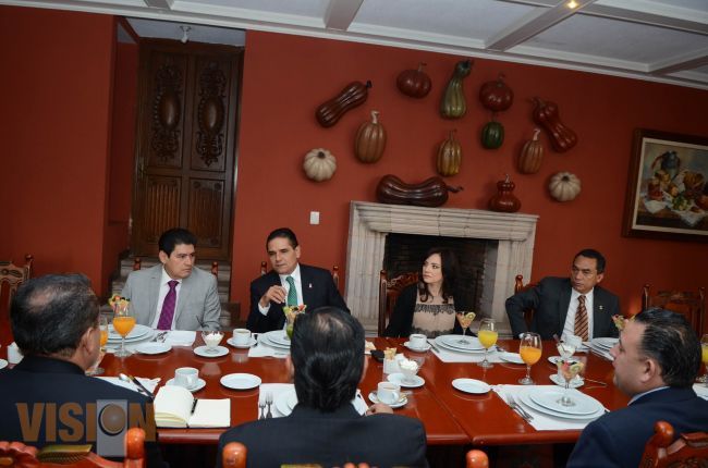 Se reúne Silvano Aureoles con los Coordinadores Parlamentarios del Congreso Estatal 
