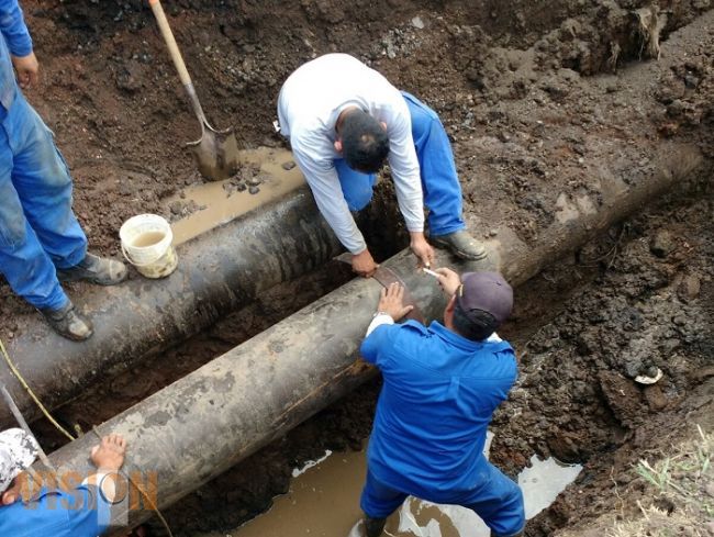 Repara OOAPAS fuga en línea principal de distribución, ocasiona interrupción en servicio de agua