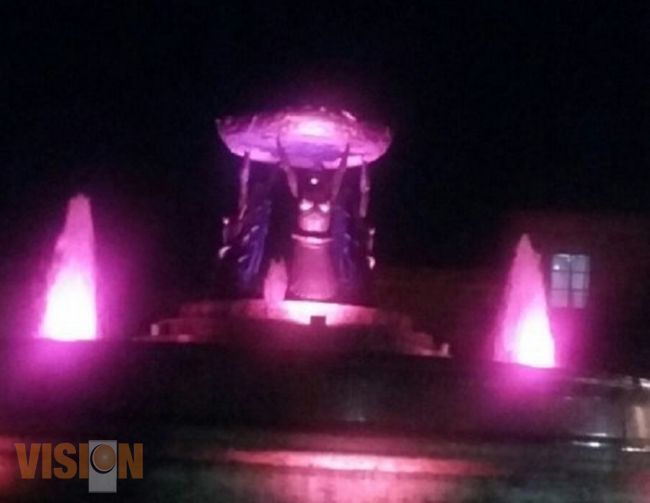 Ayuntamiento de Morelia ilumina edificios de color rosa