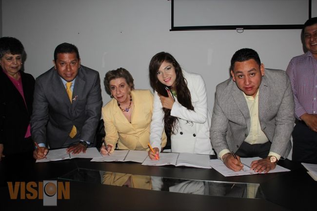 Víctor Manriquez firma convenio de colaboración con el Icatimi 