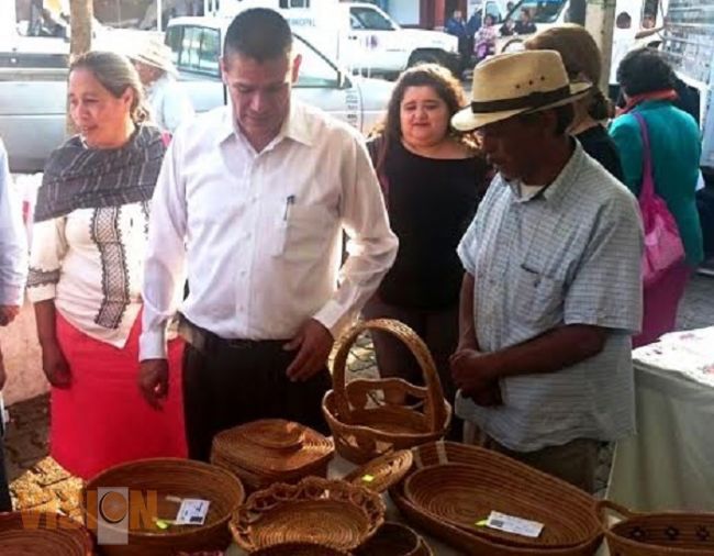 Artífices de Opopeo plasman su talento en artesanía de madera y textil‏
